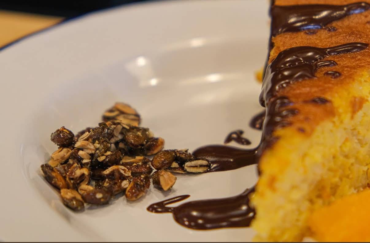 Gâteau au chocolat fondant, amandes caramélisées