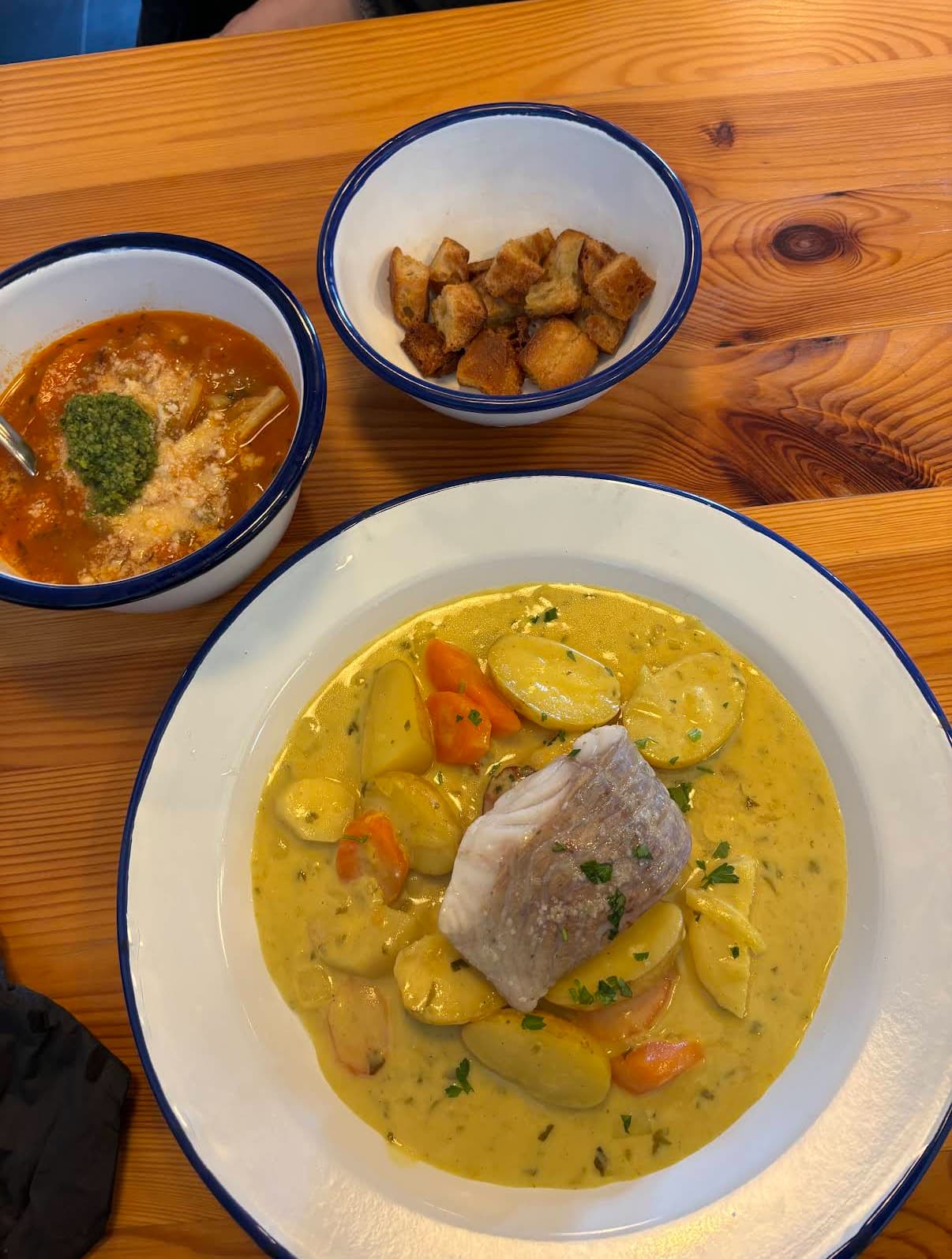 Plat de poisson en sauce safran et légumes