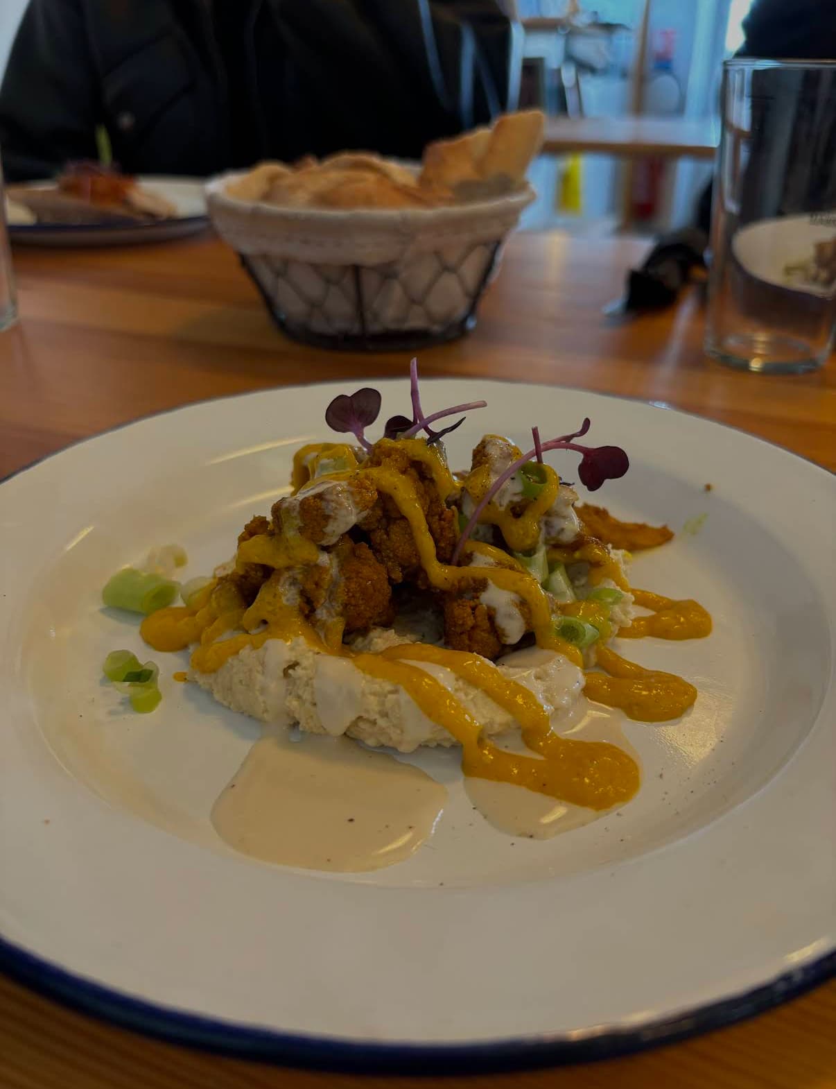 Plat de poulet aux sauces orange et blanche