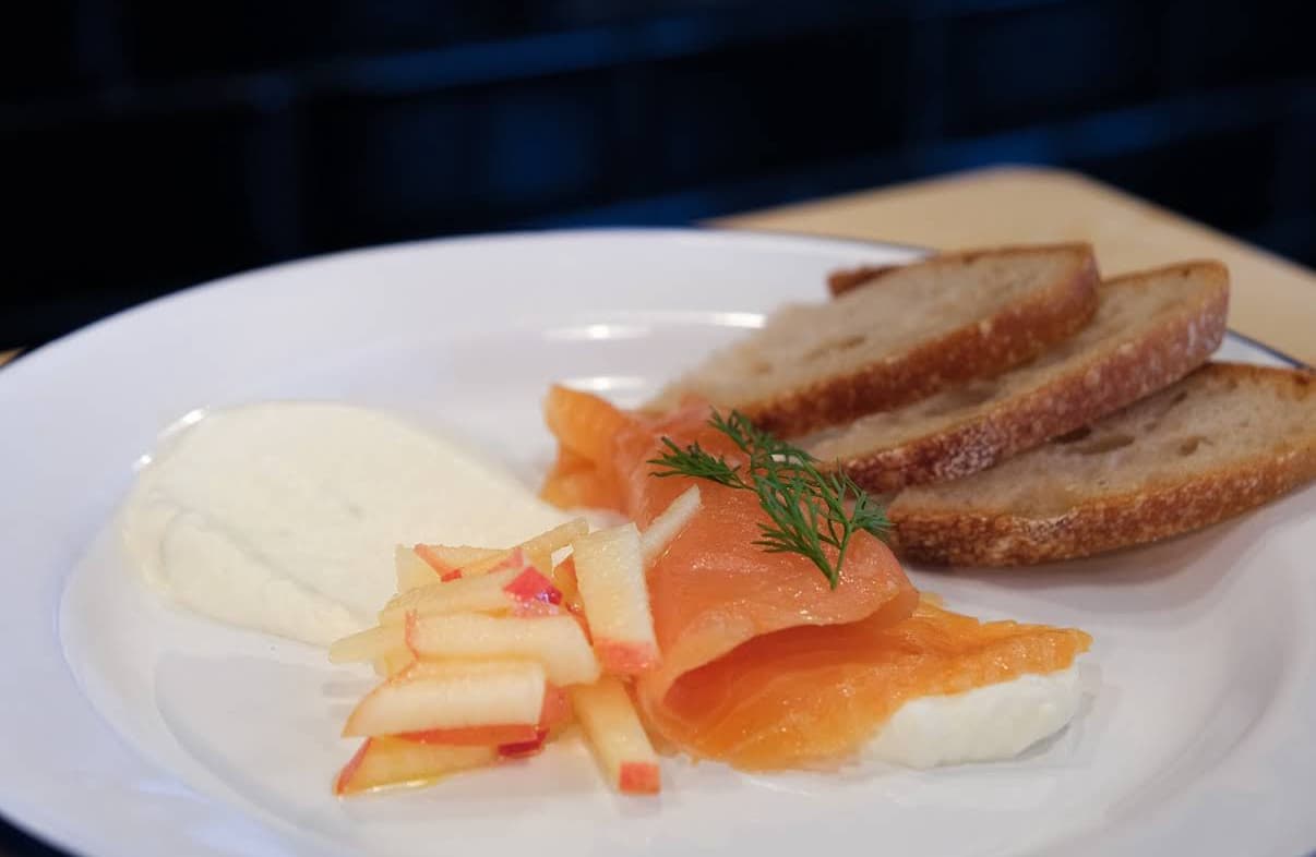 Saumon fumé maison, pain de seigle, crème, brunoise de pomme