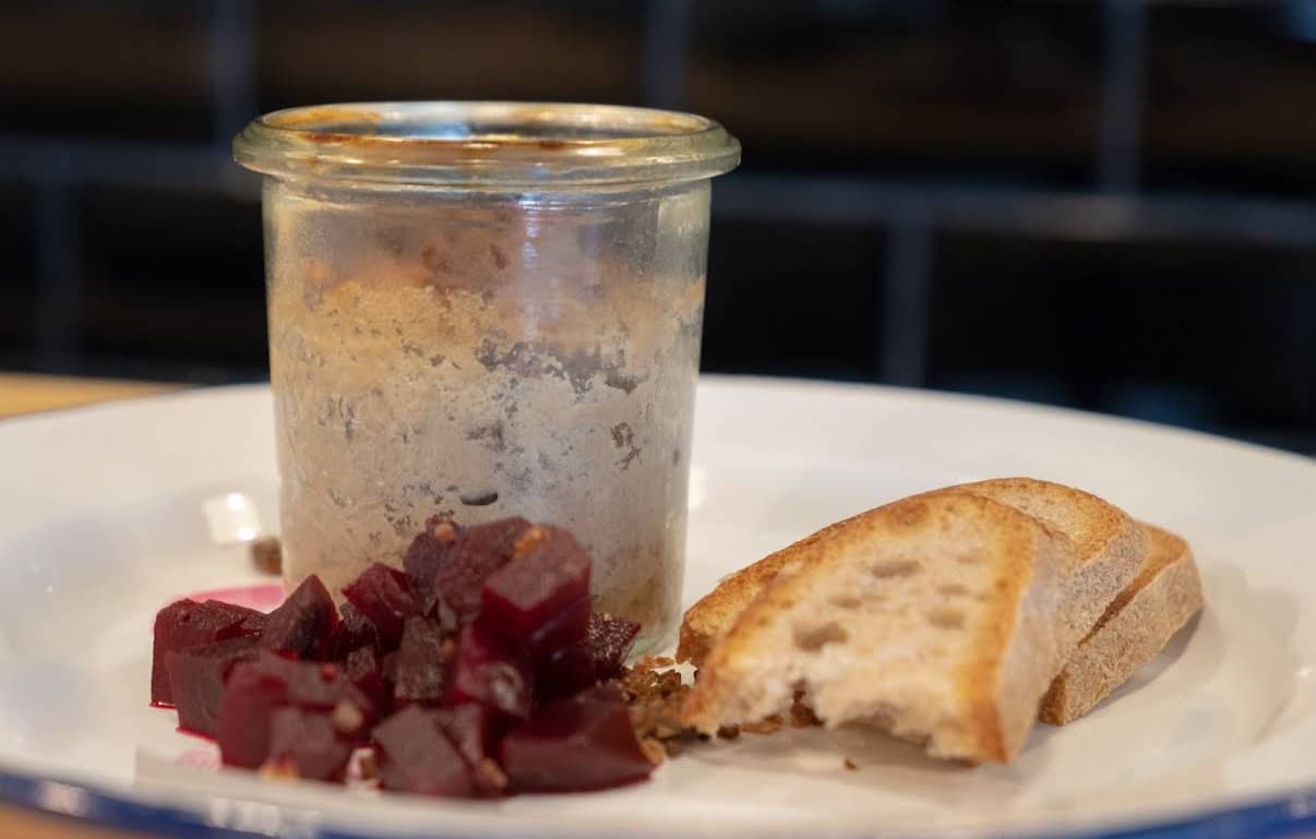 Terrine en bocal, dés de betteraves, pain grillé